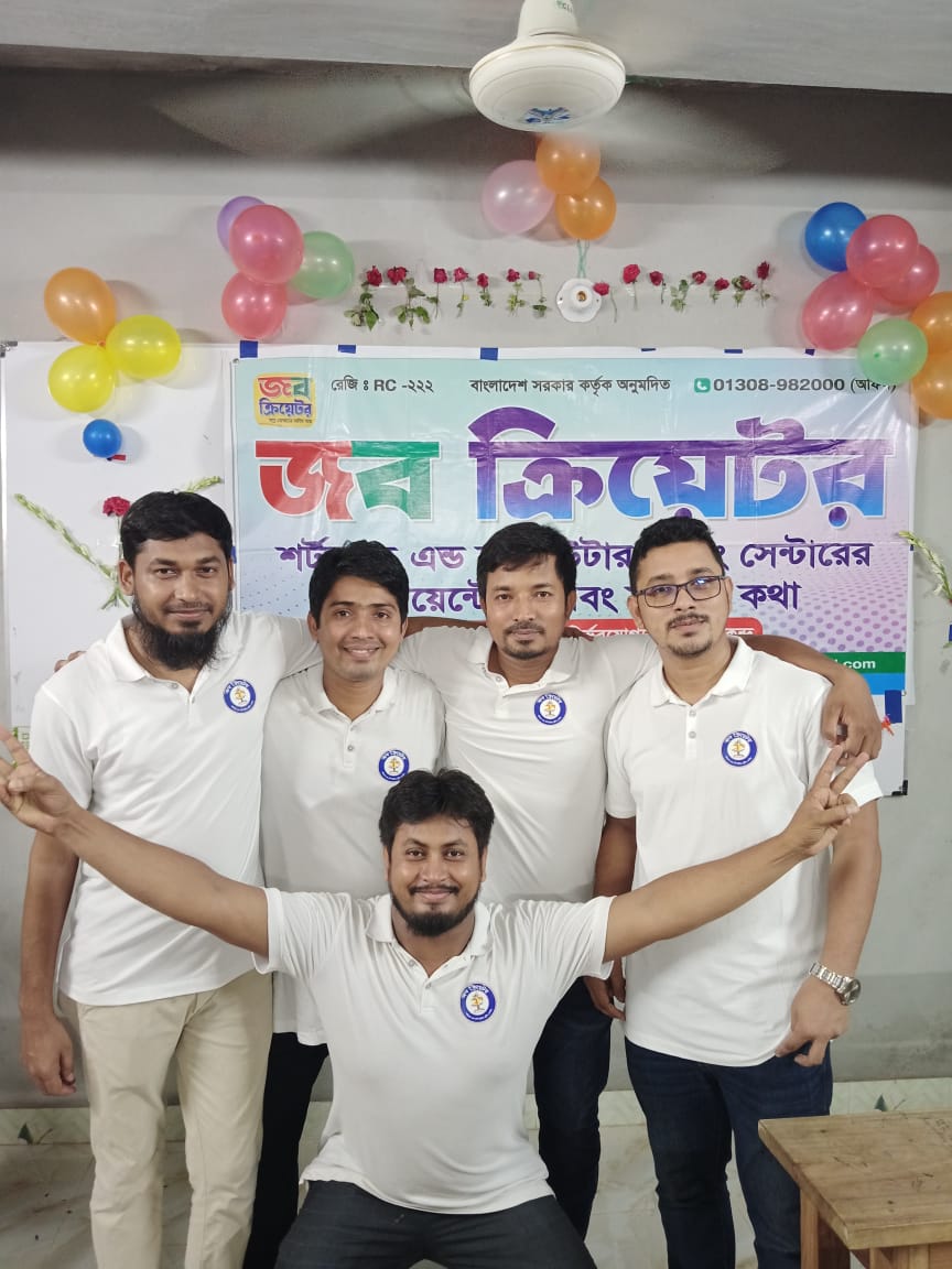 একজন হাস্যোজ্জ্বল শিক্ষার্থী বই ও ল্যাপটপ হাতে